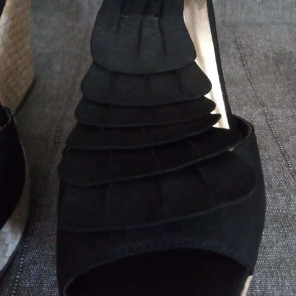 Steve Madden Black w/Beige Basket Weave Wedge (Size 5.5) - Picture 8 of 11